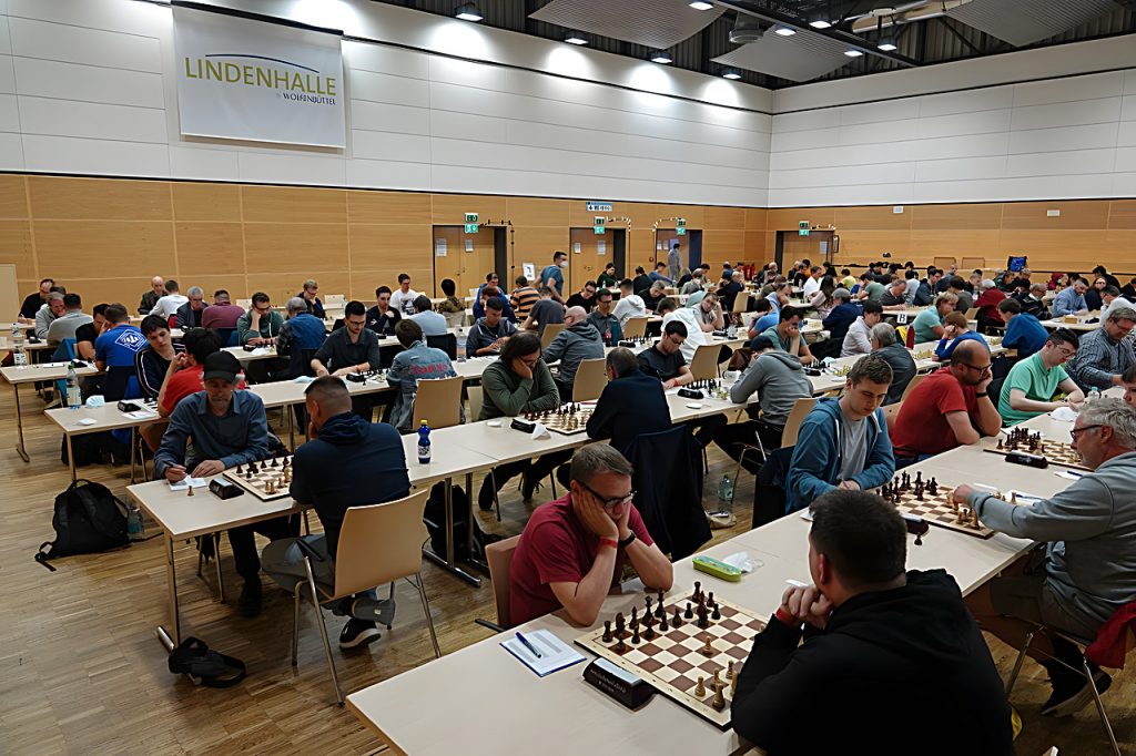 Blick in die Lindenhalle während des Rundenbeginns (Foto: Wolfgang Klettke)